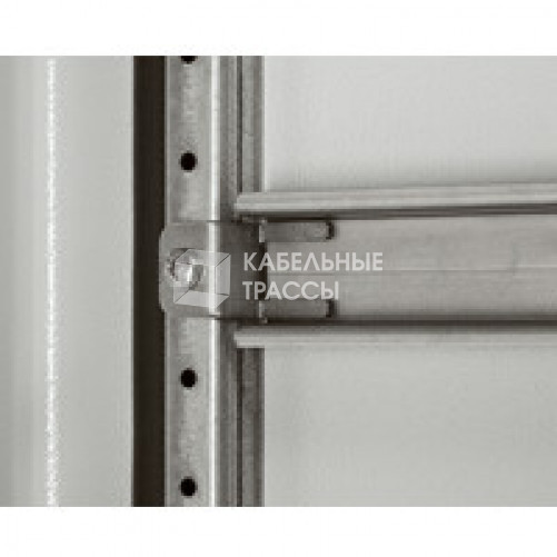 Набор из 2 крепежных уголокоы для рейки на дверь - для шкафов Altis | 047718 | Legrand
